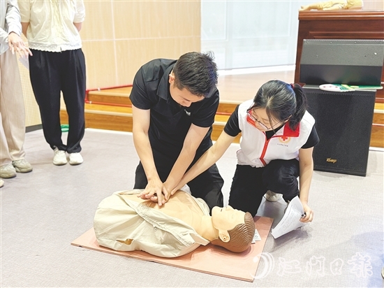 学员在讲师的悉心指导下分组进行模拟操作，体验急救过程，提升应急处置能力。