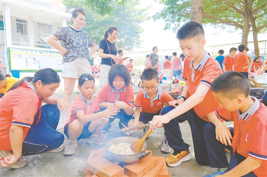 同学们乐在其中。