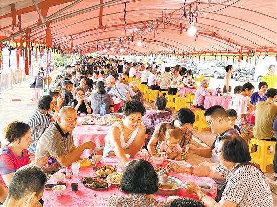 每年端午节期间，村民都会组织在一起吃龙船饭。