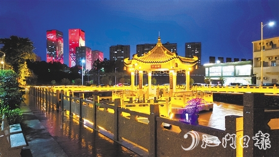 篁庄社区积极修缮活化老旧建筑，以文明实践夯实民生基础。图为“仁寿阁”亲水凉亭夜景。