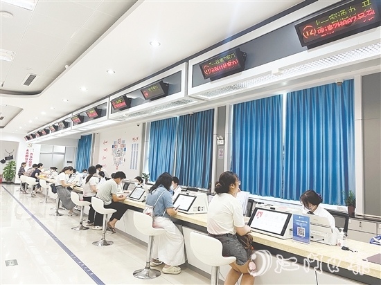 鹤山市行政服务中心以文明城市创建工作为抓手，推出一系列便民举措，助力打造优质营造环境。