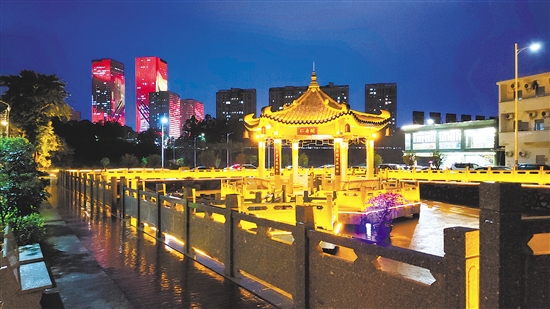 篁庄社区积极修缮活化老旧建筑，以文明实践夯实民生基础。图为“仁寿阁”亲水凉亭夜景。