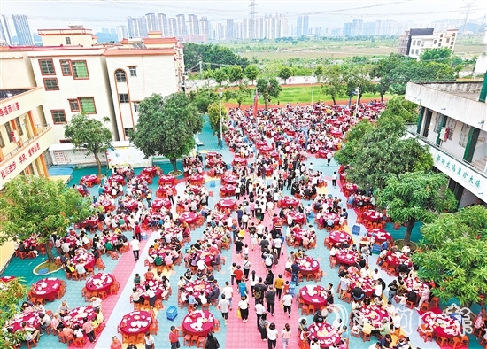 蓬江区棠下镇大林村吃龙船饭，亲朋好友共叙乡情贺端午。郭永乐摄