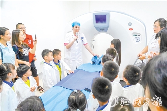 新会区妇幼保健院举办“小医生体验日”活动，打造儿童友好就诊新体验。