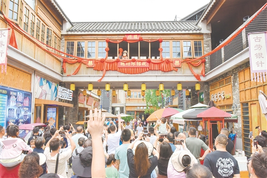 江门古劳水乡旅游区推出精彩演艺节目吸引游客。