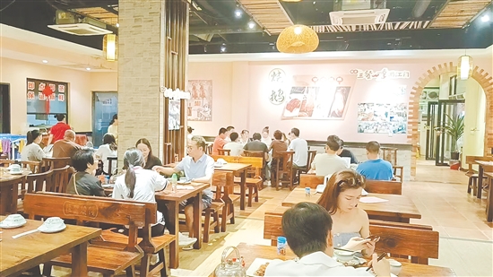 恒益烧腊的烧鹅吸引大家慕名而来品尝。