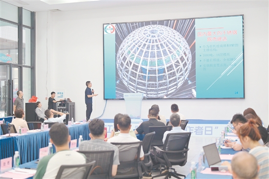 科技工作者正在进行科研故事分享。