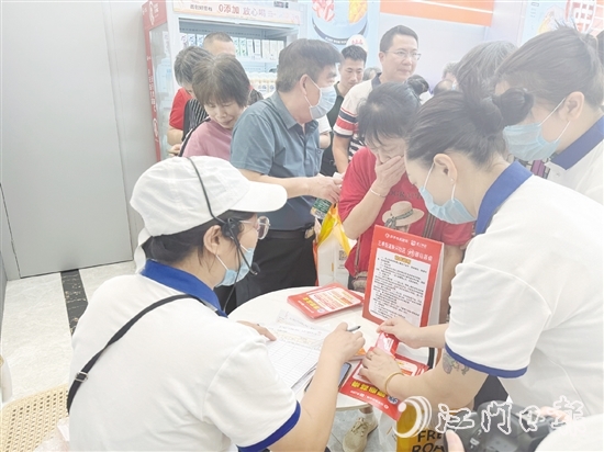 不少长者前来参加活动和办理长者优惠卡。