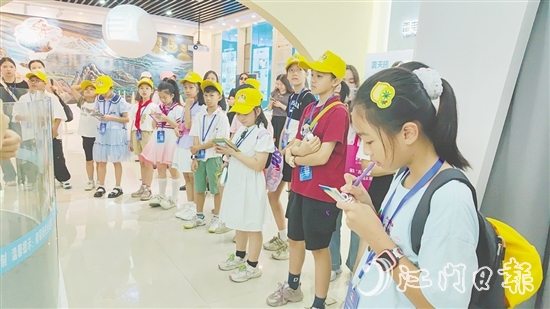 观察团成员写下自己的建议，为城市发展建言献策。