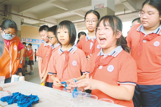 紫茶学子体验科学小游戏。