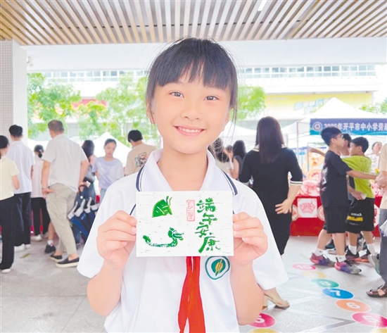 学生展示手工制作品。