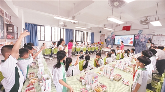 学生们参加家委会组织的班级趣味活动庆祝节日。