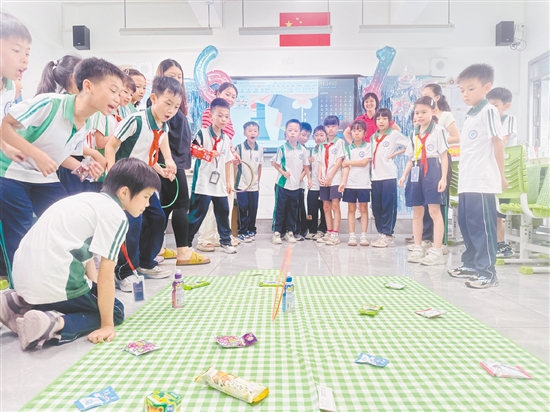 开平市风采实验学校学生欢乐地玩套圈游戏。