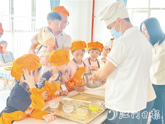 礼乐街道党群服务中心邀请面点师指导孩子们制作糕点。