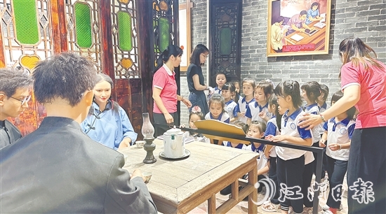 外海街道携手江门幼师，打造“行走的思政课”，带领青少年体悟革命先辈的精神。