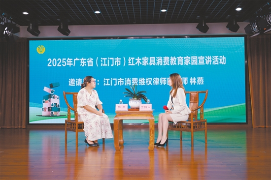 活动现场，律师结合投诉及案件进行分析。