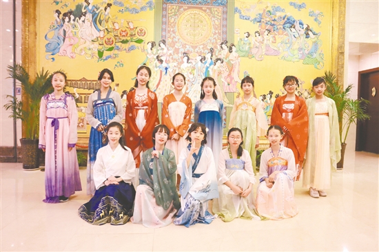 学员在西安体验唐服。