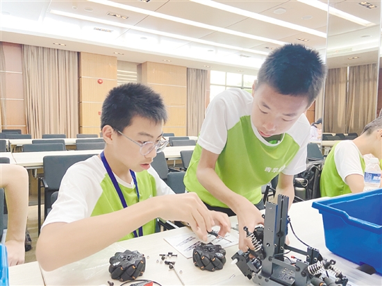 学员在北京体验组装机器人。