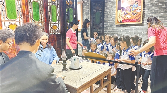 外海街道携手江门幼师，打造“行走的思政课”，带领青少年体悟革命先辈的精神。