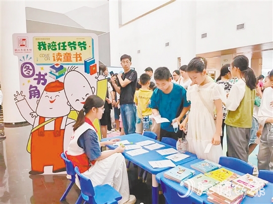 在鹤山市图书馆，小朋友参加游园会。