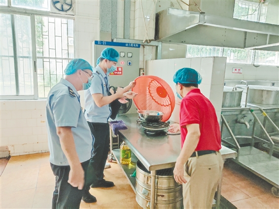 鹤山市市场监管局开展考前食品安全检查。