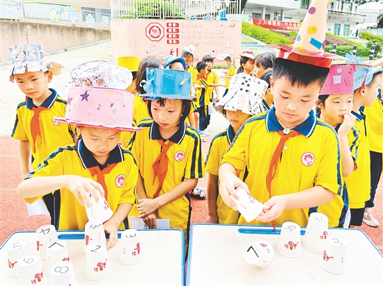 游园会中，学生们在趣味游戏中展开一场场精彩的“头脑风暴”。