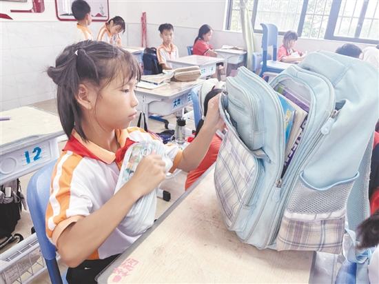 学生展示整理技巧，争取在短时间内将学习用品整理得井井有条。