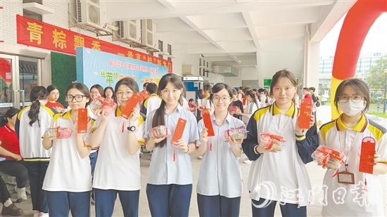 培英高中为学生送上“高考福袋”。