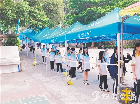 棠下中学考点，学生参加入场安检演练。