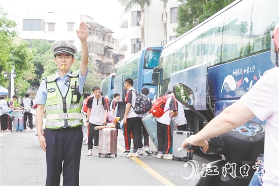 台山交警护送高考考生。台山公安供图