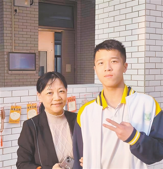 许颢铧（右）和老师合影。