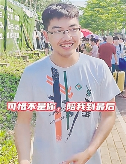 李冠宏在投入地演唱。视频截图
