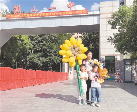 张子翘收到亲人制作的向日葵气球花。