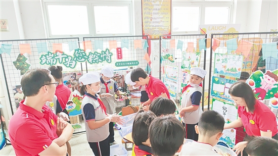 在端午风俗体验区，学生可以现场做传统美食，展示厨艺。