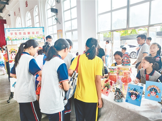 在水口镇第三小学的粤剧主题手工区，脸谱绘画和手工制品让传统戏曲焕发新生。