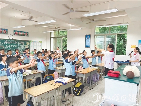 在实操环节，学生在专业师资的指导下学习急救技能。
