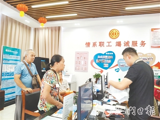 为解决渔民换证难题，工会直接将服务台搬到渔港。