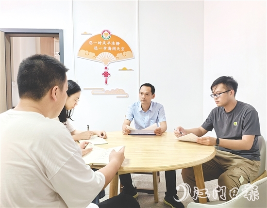 罗哲敬（右）用脚步丈量土地，用真情化解坚冰。
