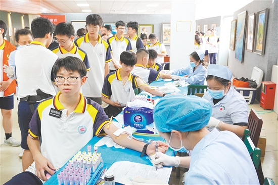 高考学子积极献血。