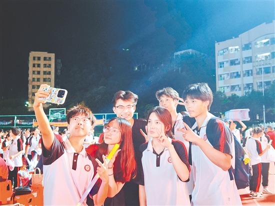 台山市华侨中学高三毕业典礼上，师生们合影留念。