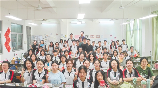 台山市第一中学高三学子在班里合影留念。