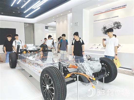 在鹤山市得润电子科技有限公司，学子们参观了电子连接器及车联科技产品的智能化生产线。