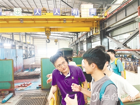 在广东博盈特焊技术股份有限公司，企业代表与学子们在生产一线进行交流。