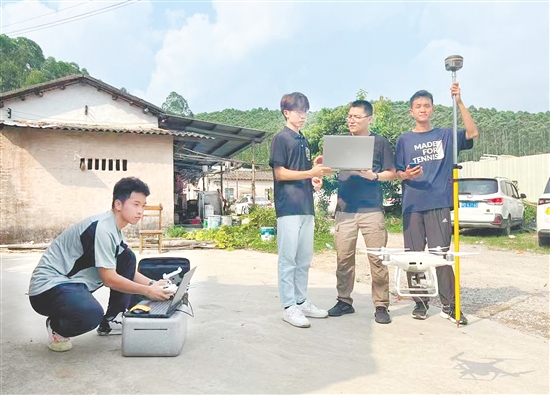 广州航海学院学生到月山镇开展“数字化三维农村模型构建”项目。
