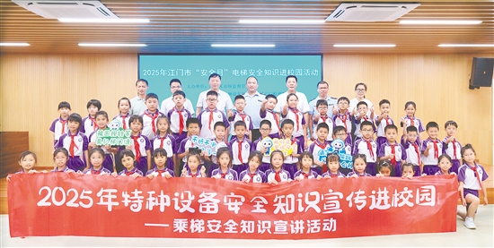 活动结束后，有关人员与学生代表合影留念。