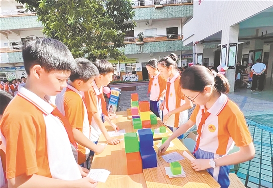 同学们积极参与数学节活动，在玩中学、学中乐。