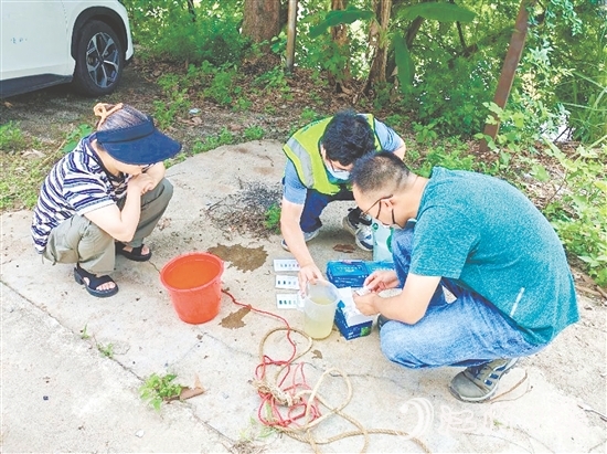 巡河过程中,工作人员沿河查看并采集水样进行检测。 巡河过程中,工作人员沿河查看并采集水样进行检测。