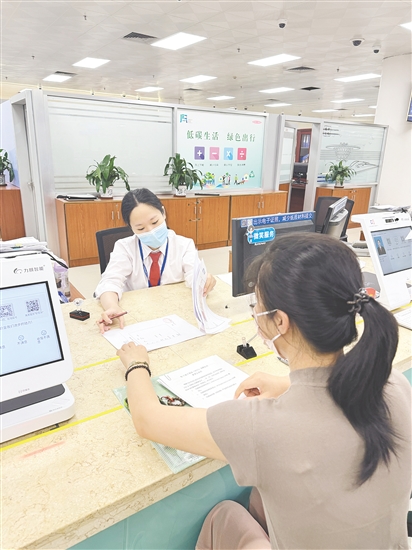 市行政服务中心窗口工作人员为企业办理商事登记业务。