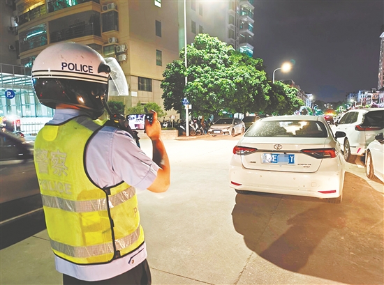 交警通过巡逻劝导、违停拖移、教育处罚等措施来规范停车秩序。