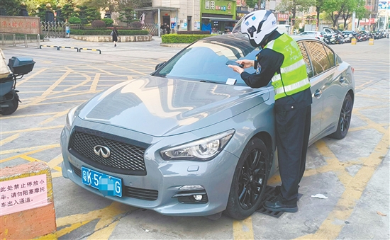 交警通过巡逻劝导、违停拖移、教育处罚等措施来规范停车秩序。